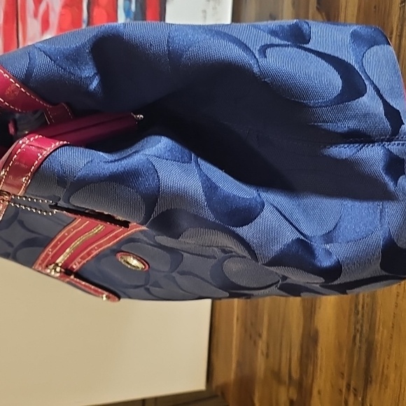 Coach Laura Kisslock 14940 GUC - Picture 7 of 12